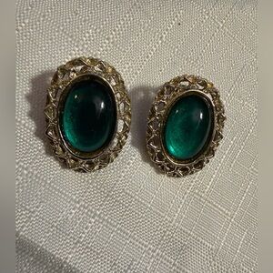 1” FUN VINTAGE EMERALD CRYSTAL STONE & SILVER TONE CLIP ON EARRINGS